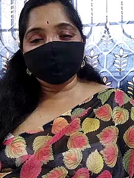 Snapshot of Soni-queen chatting on 11.22.25 Soni-queen online show from 11.22.25