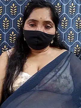 Snapshot of Soni-queen chatting on 11.22.25 Soni-queen online show from 11.22.25