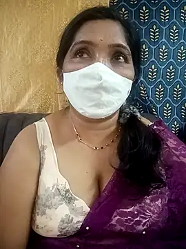 Snapshot of Soni-queen chatting on 11.30.25 Soni-queen online show from 11.30.25