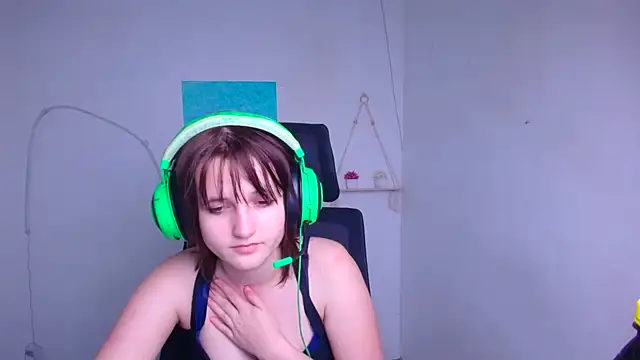 Snapshot of Alice_Wonderme chatting on 01.12.26 Alice Wonderme online show from 01.12.26