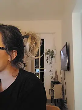 Snapshot of KnotBabe chatting on 11.26.25 KnotBabe online show from 11.26.25