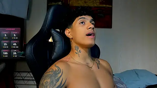 Snapshot of aress_damon chatting on 11.25.25 aress damon online show from 11.25.25