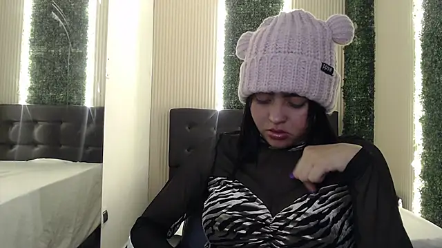 Snapshot of mia_violet8 chatting on 11.27.25 mia violet8 online show from 11.27.25