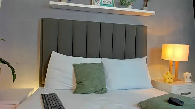 lindaa natashaa  online show from 12.21.25