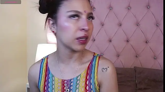 Snapshot of Hillary_Thomson chatting on 11.24.25 Hillary Thomson online show from 11.24.25