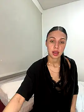 Snapshot of heyitsmia chatting on 11.25.25 heyitsmia online show from 11.25.25