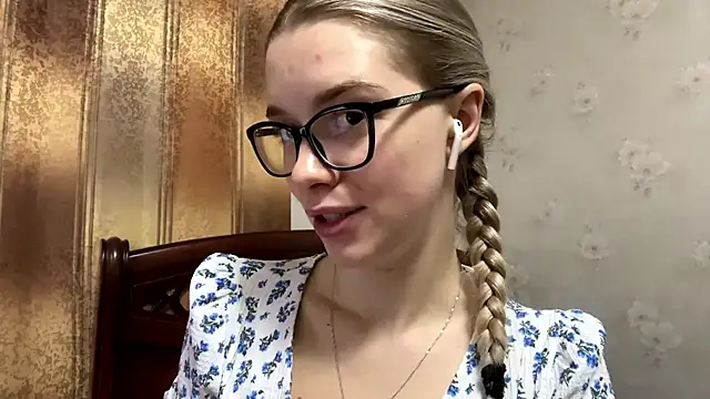 Snapshot of MichikoWienandt chatting on 11.26.25 MichikoWienandt online show from 11.26.25