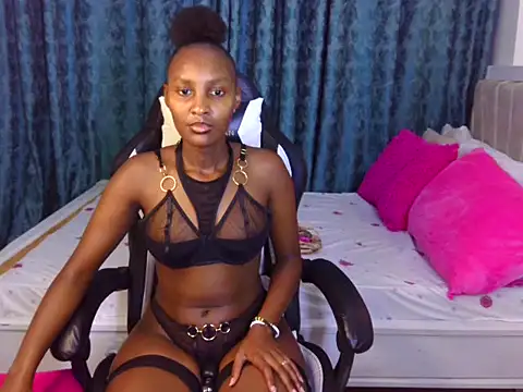 Snapshot of emma-112 chatting on 12.20.25 emma-112 online show from 12.20.25