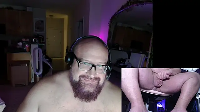 Snapshot of BigBearforCuddles chatting on 04.21.26 BigBearforCuddles online show from 04.21.26