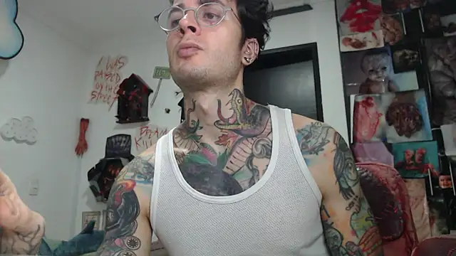 Snapshot of CryBoy13 chatting on 12.01.25 CryBoy13 online show from 12.01.25