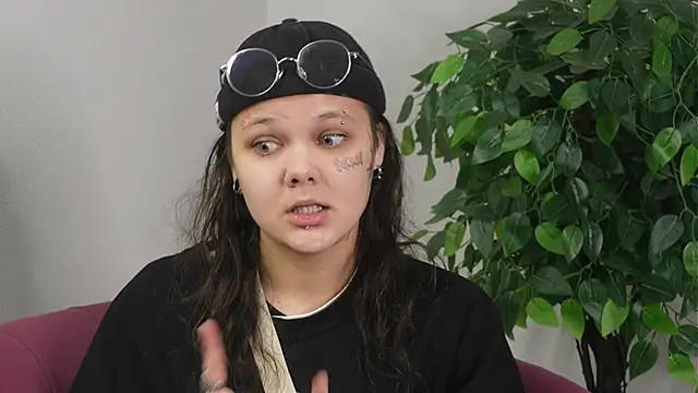 Snapshot of JettieDuree chatting on 11.30.25 JettieDuree online show from 11.30.25