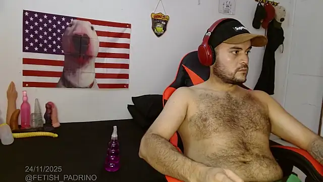 Snapshot of holegape chatting on 11.25.25 holegape online show from 11.25.25