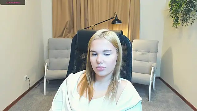 Snapshot of CorrineSchrodt chatting on 11.25.25 CorrineSchrodt online show from 11.25.25