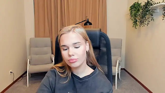 Snapshot of CorrineSchrodt chatting on 11.29.25 CorrineSchrodt online show from 11.29.25