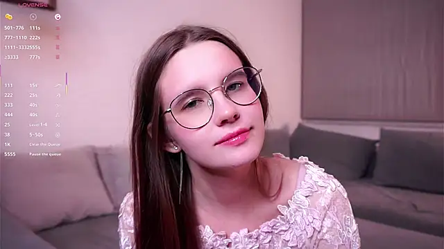 Snapshot of GennieKelso chatting on 11.30.25 GennieKelso online show from 11.30.25