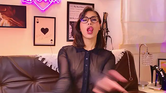 Rue Bellafire online show from 12.04.25