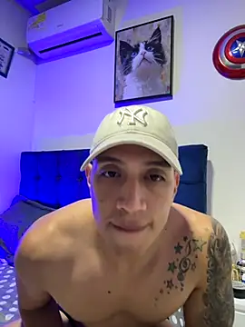 Snapshot of OliverWest04 chatting on 11.25.25 OliverWest04 online show from 11.25.25