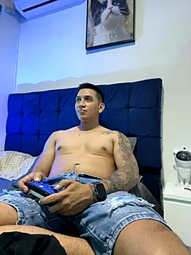 Snapshot of OliverWest04 chatting on 12.01.25 OliverWest04 online show from 12.01.25