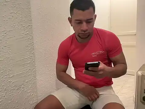 Snapshot of esleider12 chatting on 12.17.25 esleider12 online show from 12.17.25