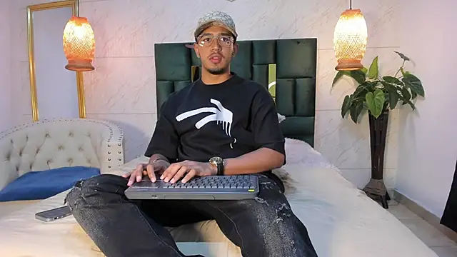 Snapshot of Brand_Collins chatting on 11.28.25 Brand Collins online show from 11.28.25