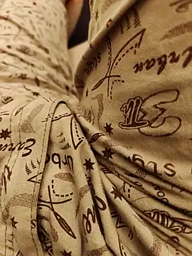 Snapshot of ishan2026 chatting on 12.19.25 ishan2026 online show from 12.19.25