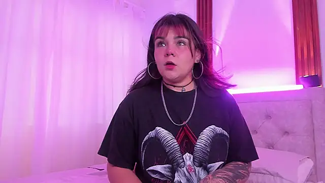 Snapshot of DakottaBluu chatting on 11.28.25 DakottaBluu online show from 11.28.25