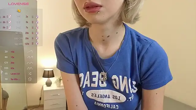 Snapshot of ember_graws chatting on 12.05.25 ember graws online show from 12.05.25