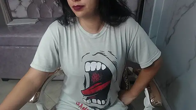 Snapshot of Evangeline_b chatting on 11.28.25 Evangeline b online show from 11.28.25