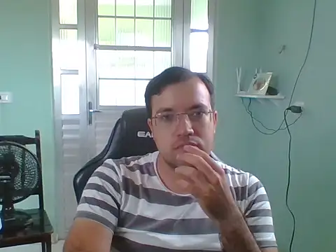 Snapshot of Silvakkfitk chatting on 11.30.25 Silvakkfitk online show from 11.30.25