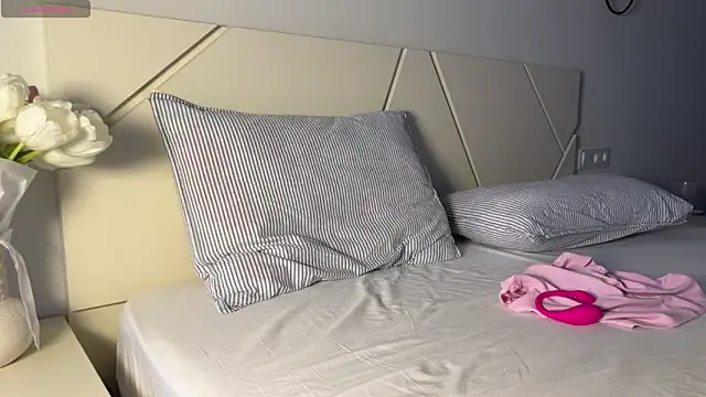 Snapshot of tinyholess chatting on 02.19.26 tinyholess online show from 02.19.26