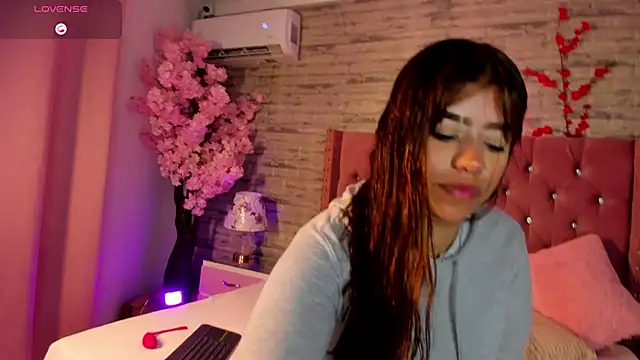 Snapshot of MoliBunny chatting on 04.18.26 MoliBunny online show from 04.18.26