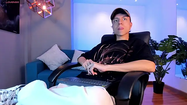 Snapshot of Bastthianxxx chatting on 11.30.25 Bastthianxxx online show from 11.30.25