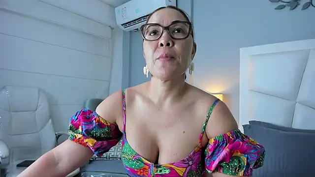 Snapshot of AnnaJaimes chatting on 04.22.26 AnnaJaimes online show from 04.22.26