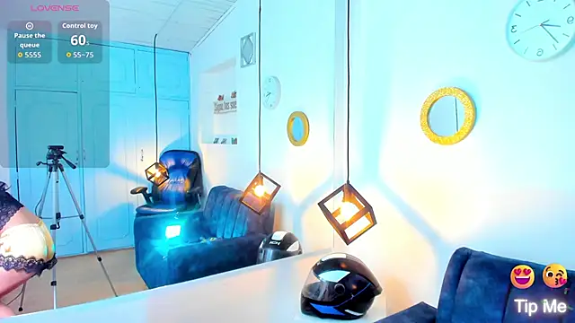 Hot Darliing online show from 12.03.25