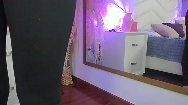 Lizzi Hotman  online show from 04.17.26