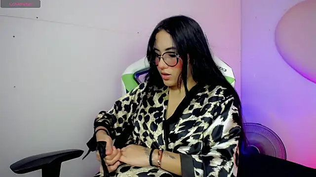 Snapshot of Mishell_hot_ chatting on 11.30.25 Mishell hot online show from 11.30.25