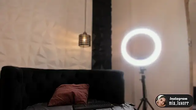 Mia Luxor online show from 02.22.26