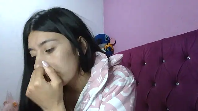 Snapshot of TaylorLove- chatting on 12.17.25 TaylorLove- online show from 12.17.25