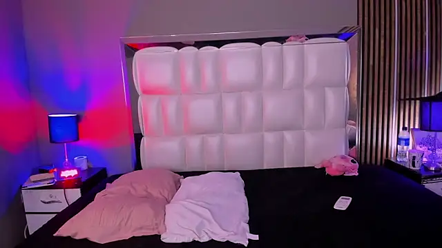 xCharlotte 20 online show from 12.20.25