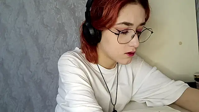 Snapshot of LinaWatter chatting on 12.03.25 LinaWatter online show from 12.03.25