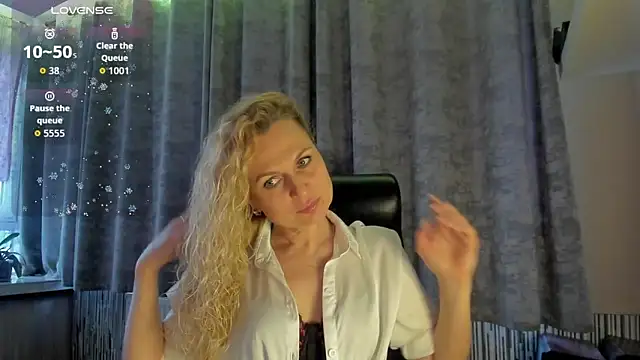 Snapshot of LanaLight_x chatting on 04.23.26 LanaLight x online show from 04.23.26