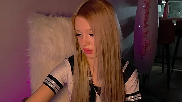 Snapshot of lana_parker chatting on 12.15.25 lana parker online show from 12.15.25