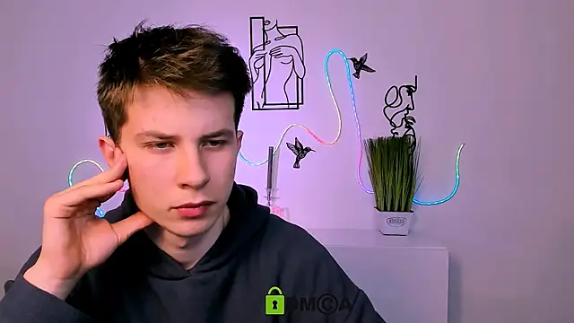 Snapshot of leo_valor chatting on 12.21.25 leo valor online show from 12.21.25