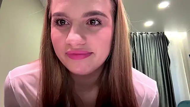 Snapshot of ShirlStyer chatting on 12.17.25 ShirlStyer online show from 12.17.25