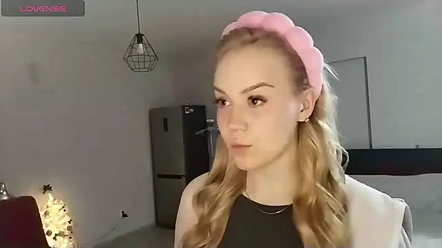 Snapshot of LunaPeony chatting on 12.19.25 LunaPeony online show from 12.19.25