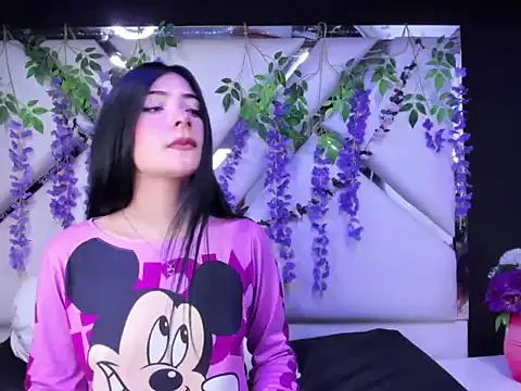 Snapshot of liinzy_rouse69 chatting on 12.17.25 liinzy rouse69 online show from 12.17.25