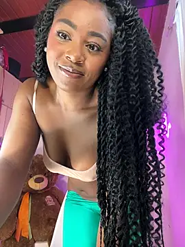 Snapshot of Cynthia_es chatting on 12.22.25 Cynthia es online show from 12.22.25