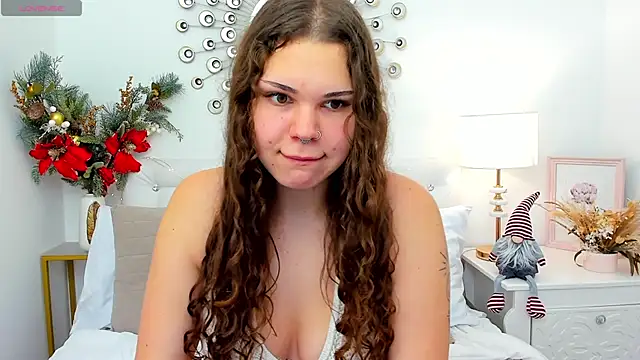 Snapshot of MartaRey chatting on 12.21.25 MartaRey online show from 12.21.25