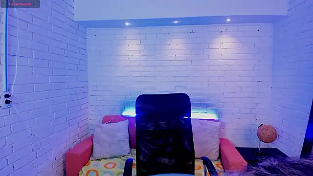 TiffanyHoustton online show from 02.04.26