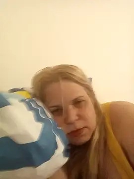 Snapshot of karinaBrasil chatting on 12.04.25 karinaBrasil online show from 12.04.25